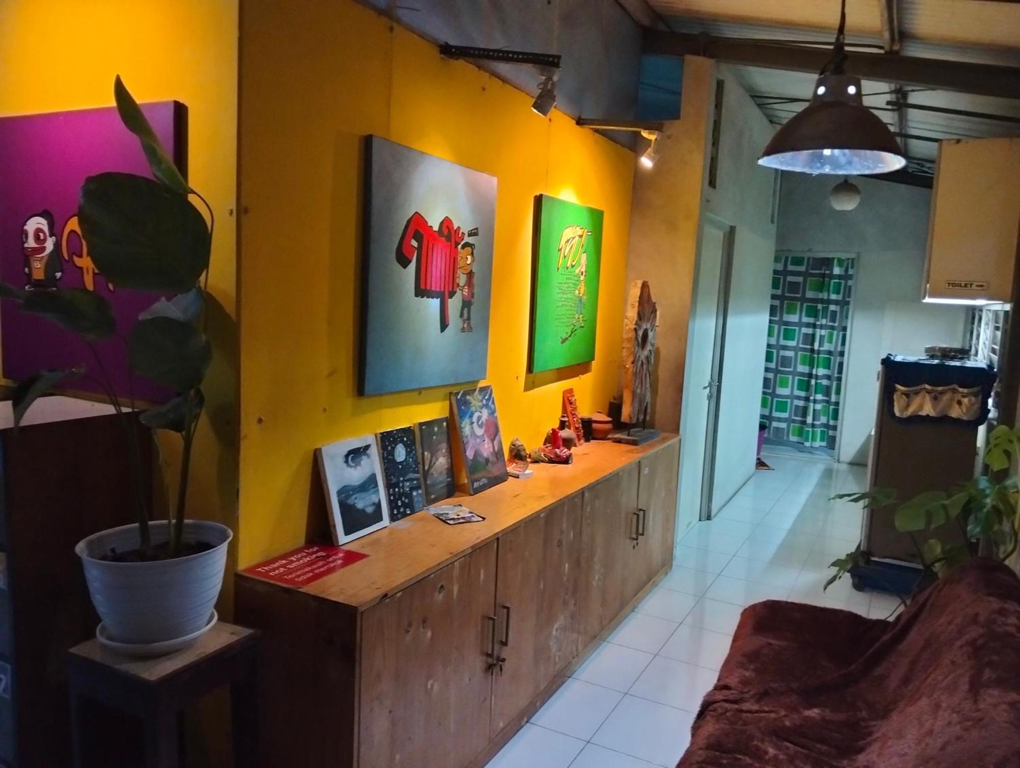 Condro Wulan Hostel Malang Exterior foto